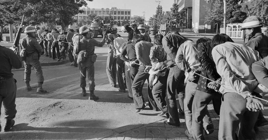 *1980년 5월 27일 계엄군에 의해 밧줄에 묶여 압송되는 학생들