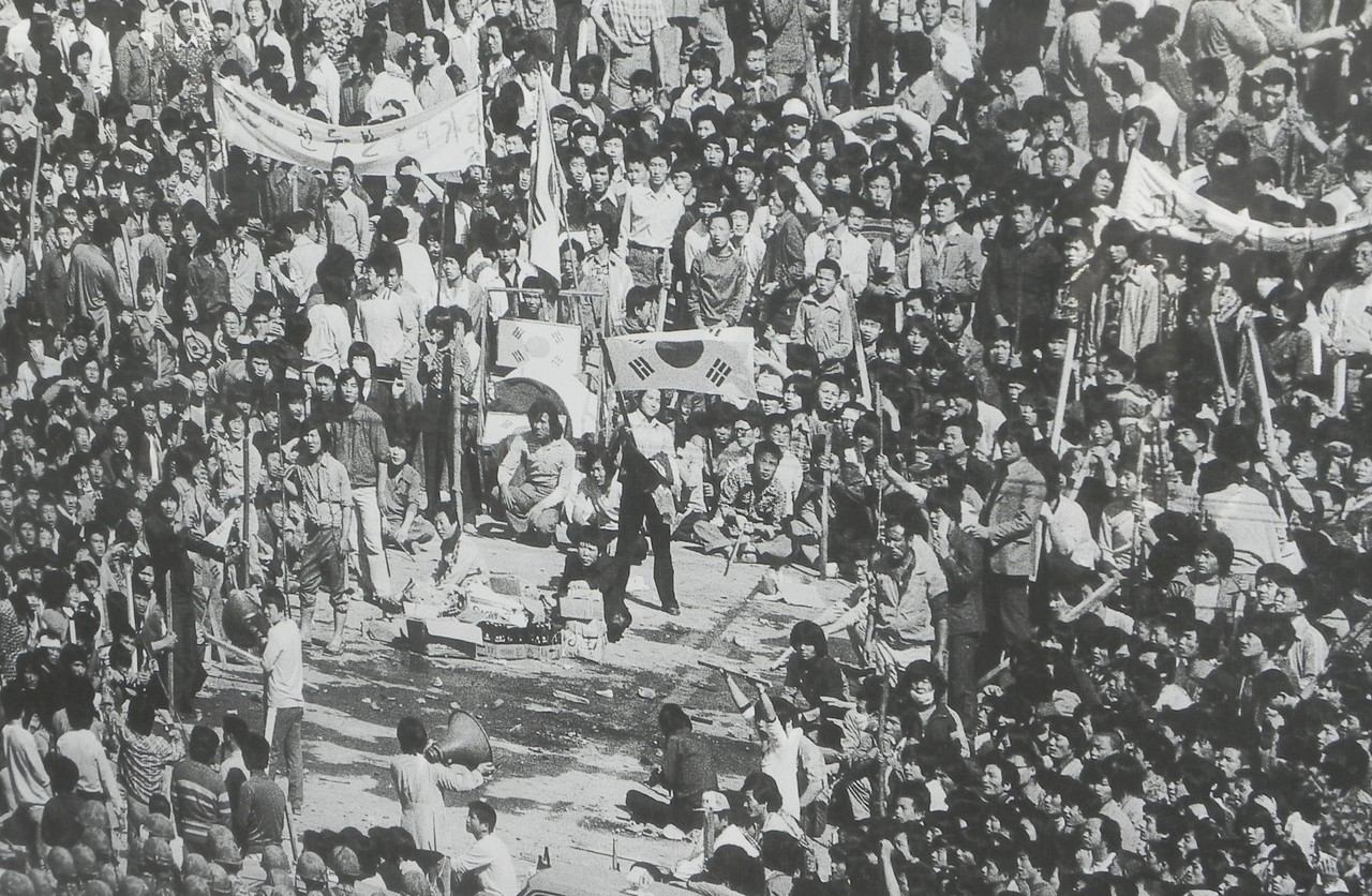 *5·18 당시 광주에서 민시위중인 학생과 시민들의 모습