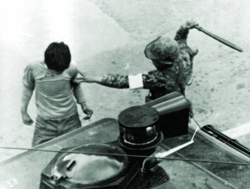 *광주 시민을 진압봉으로 구타하는 계엄군