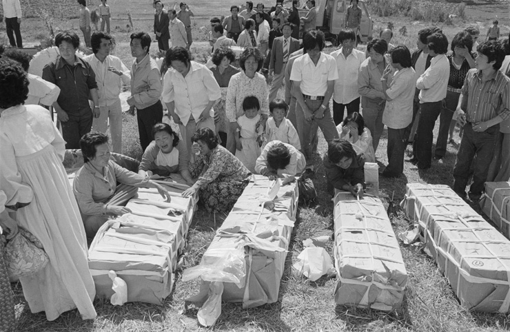 *광주 민주화운동 진압 과정에서 희생된 사망자들 앞에서 오열하는 가족들