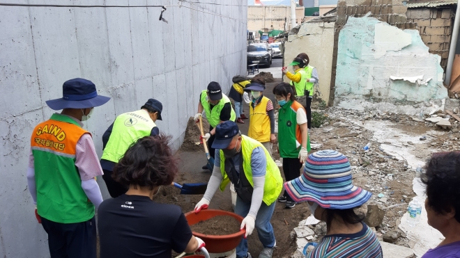 *자원봉사자들이 태풍 피해 현장 복구 활동을 하고 있다 [출처=seoul.co.kr] 