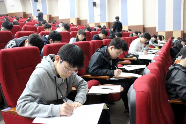 충북정보올림피아드대회에 참가한 학생들 [사진 제공=충북교육청]
