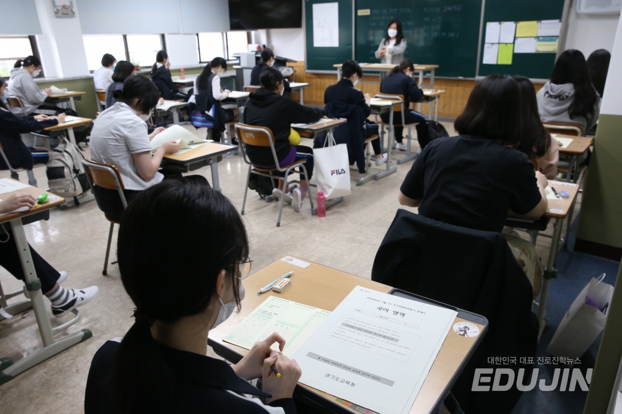 창원명지여고 고3 학생들이 4월 학평을 치르고 있다. [사진 제공=경남교육청]