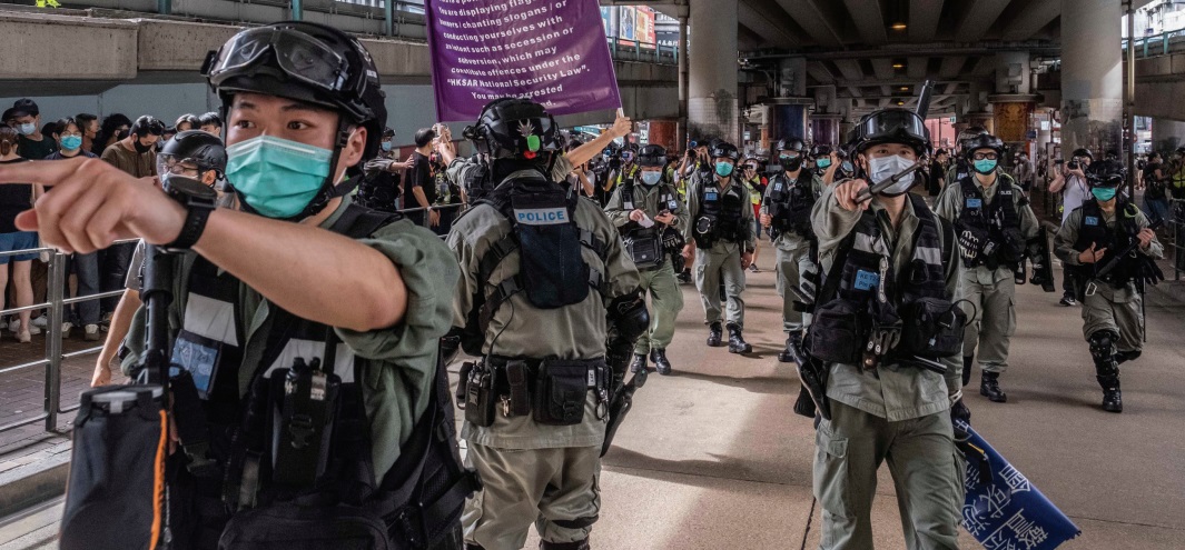 *홍콩 국가보안법이 시행된 첫 날, 홍콩 경찰이 홍콩의 중국 반정부 시위대를 제압하는 모습[사진 출처=nytimes.com] 