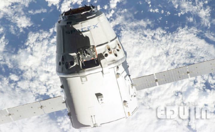 ▲ 2014년 9월, SpaceX가 발사한 화물 우주선 ‘드래곤’의 화물캡슐이 국제우주정거장(ISS)을 향해 이동하고 있는 모습.[사진 출처=indianexpress.com]