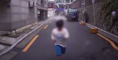 자동차 후방 카메라에 찍힌 민식이법 놀이를 하는 아이의 모습[사진 출처=유튜브@유정호TV]