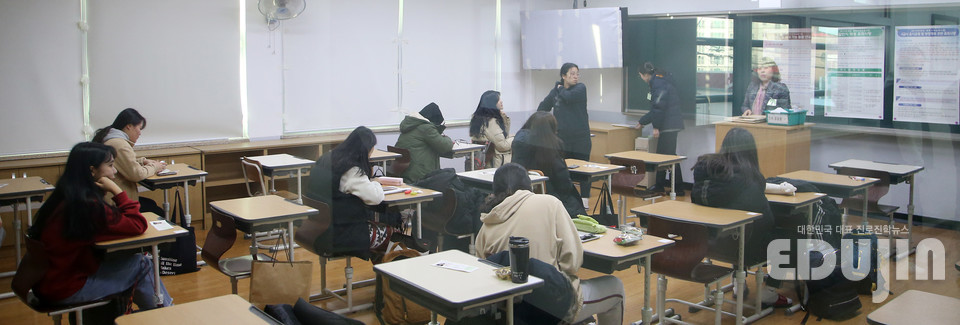 .2019학년도 대학 수능 당일, 목포 여자고등학교 내 고사장에서 수험생들이 시험을 준비하고 있다 [사진 제공=전남교육청] 