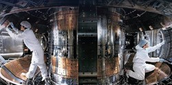 ▲ 국가핵융합연구소 연구원들이 KSTAR 진공용기 내부를 점검하고 있다. [출처=국가핵융합연구소]