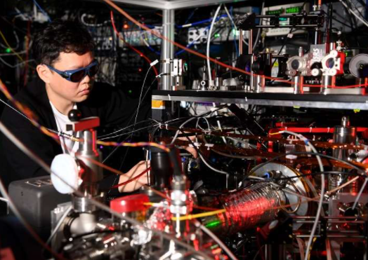 표준과학연구원 김휘동 책임연구원이 이터븀 광시계를 이용해 실험을 진행하고 있다. 표준과학연구원 제공