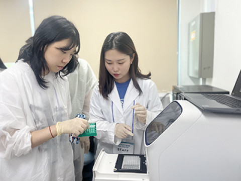 [사진 = 충청권역R-WeSET사업단에서 이공계 여대생을 대상으로 Real-Time PCR 활용 교육을 진행하고 있다.]