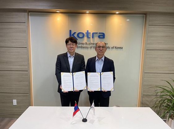 [사진= 중앙대/좌) 솔루텍시스템라오 지사장 문경식, 우) 중앙대 가상융합대학 학장 위정현]