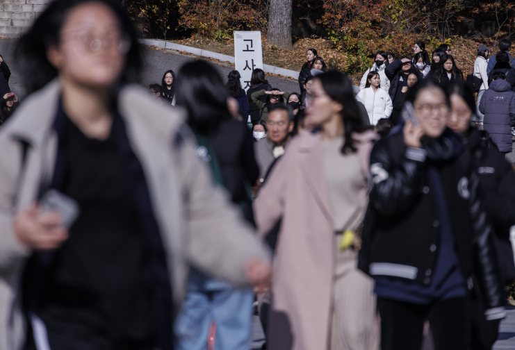 [출처=연합뉴스/ 2025학년도 수시 논술 마친 수험생들]