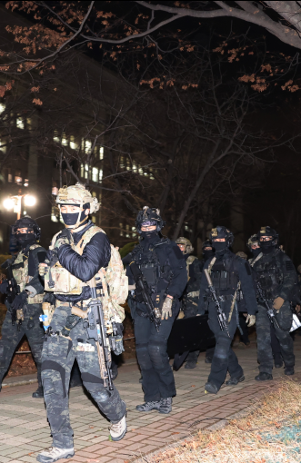 [사진=철수하는 군인들]