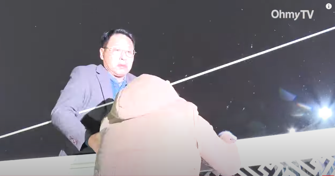 [사진=오마이뉴스/경찰이 막고 있는 국회 정문을 담 넘어가는 민주당 임미애 의원]