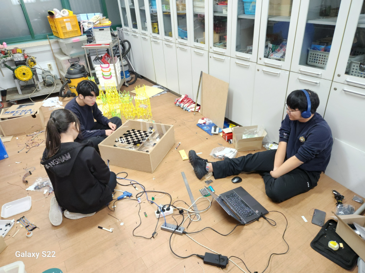 [출처=연합뉴스/ 2025학년도 수능 만점자 서장협(오른쪽)군이 공학 동아리에서 활동하는 모습]