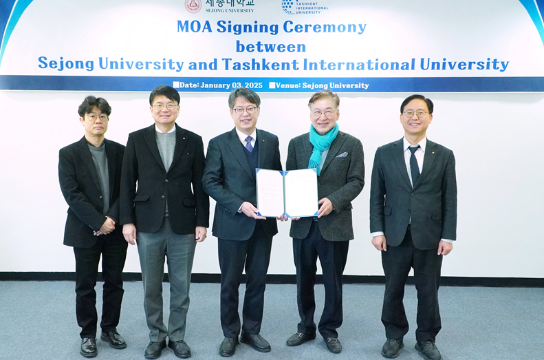 세종대 엄종화(가운데) 총장, 우즈베키스탄 Tashkent International University 전용욱(우측 두 번째) 총장, 세종대 홍우영(좌측 두 번째) 부총장, 김대종 홍보처장 (우즉 첫번째) 등