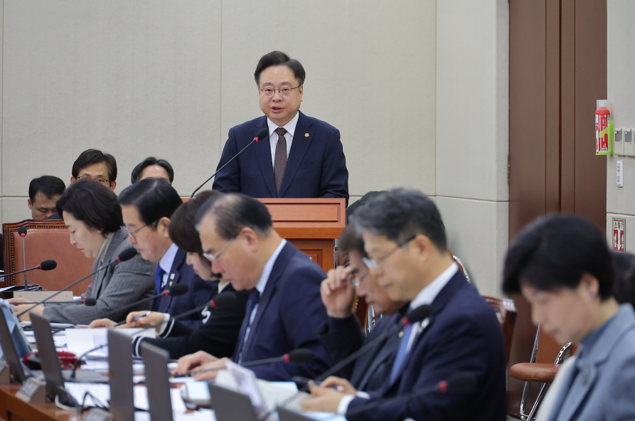 [출처=연합뉴스/ 업무보고 하는 조규홍 복지부 장관]