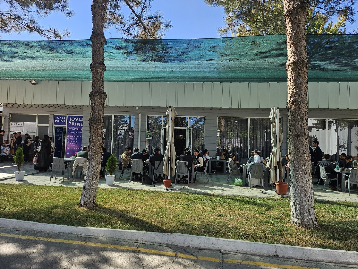 [사진=에듀진DB/의과대학 카페, 때 늦게 점심 먹는 학생들]