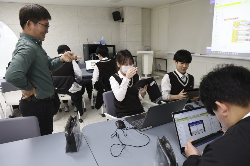 [사진=연합뉴스./ 서울 당곡고 고교학점제 ‘스마트콘텐츠 실무 수업’]