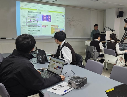 [사진출처=연합뉴스/ 당곡고 '스마트컨설트 실무수업]