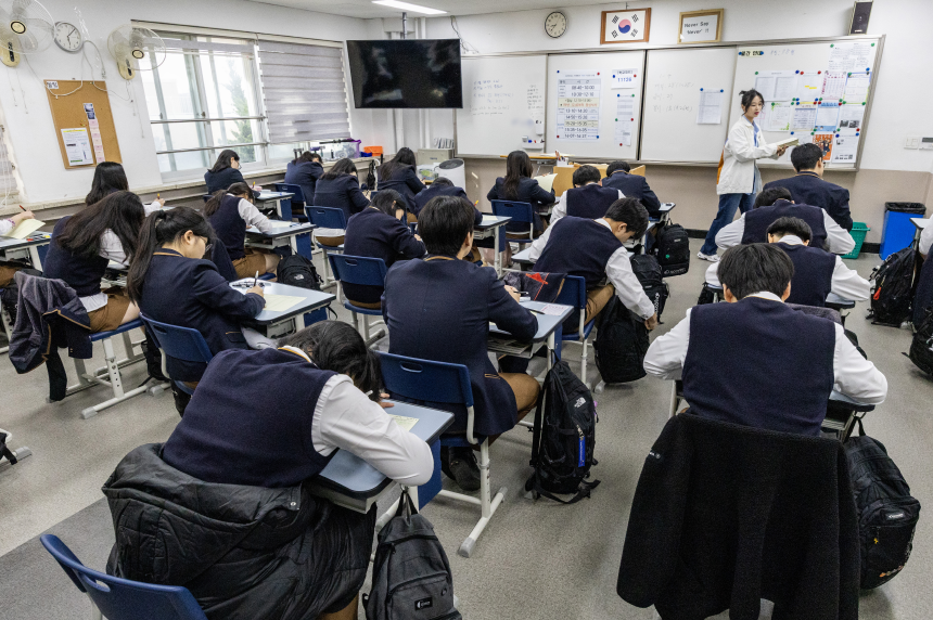 [출처=연합뉴스/ 전국연합 학력평가 준비하는 학생들]