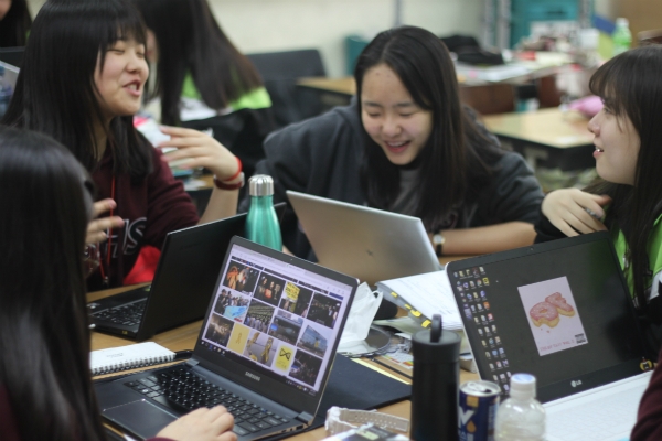 [사진=과제 연구 하는 고양국제고 학생들/에듀진DB]