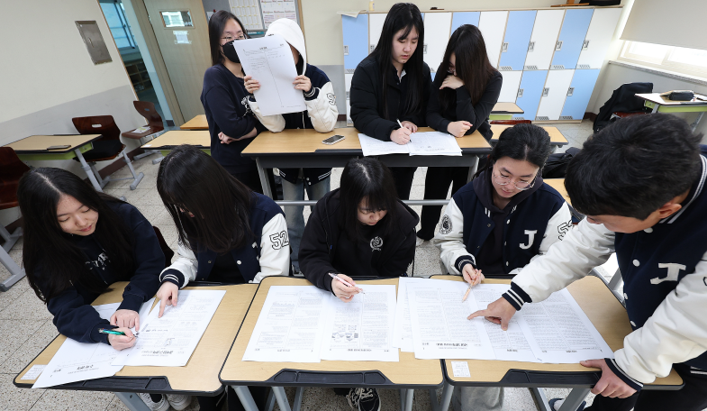 [출처=연합뉴스/ 수능 가채점하는 수험생들]